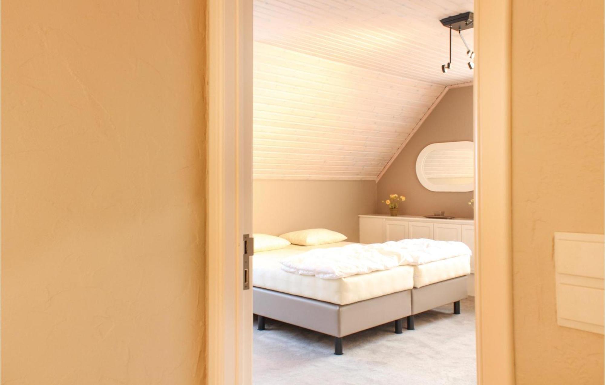 Vakantiehuis In With 4 Bedrooms&wifi