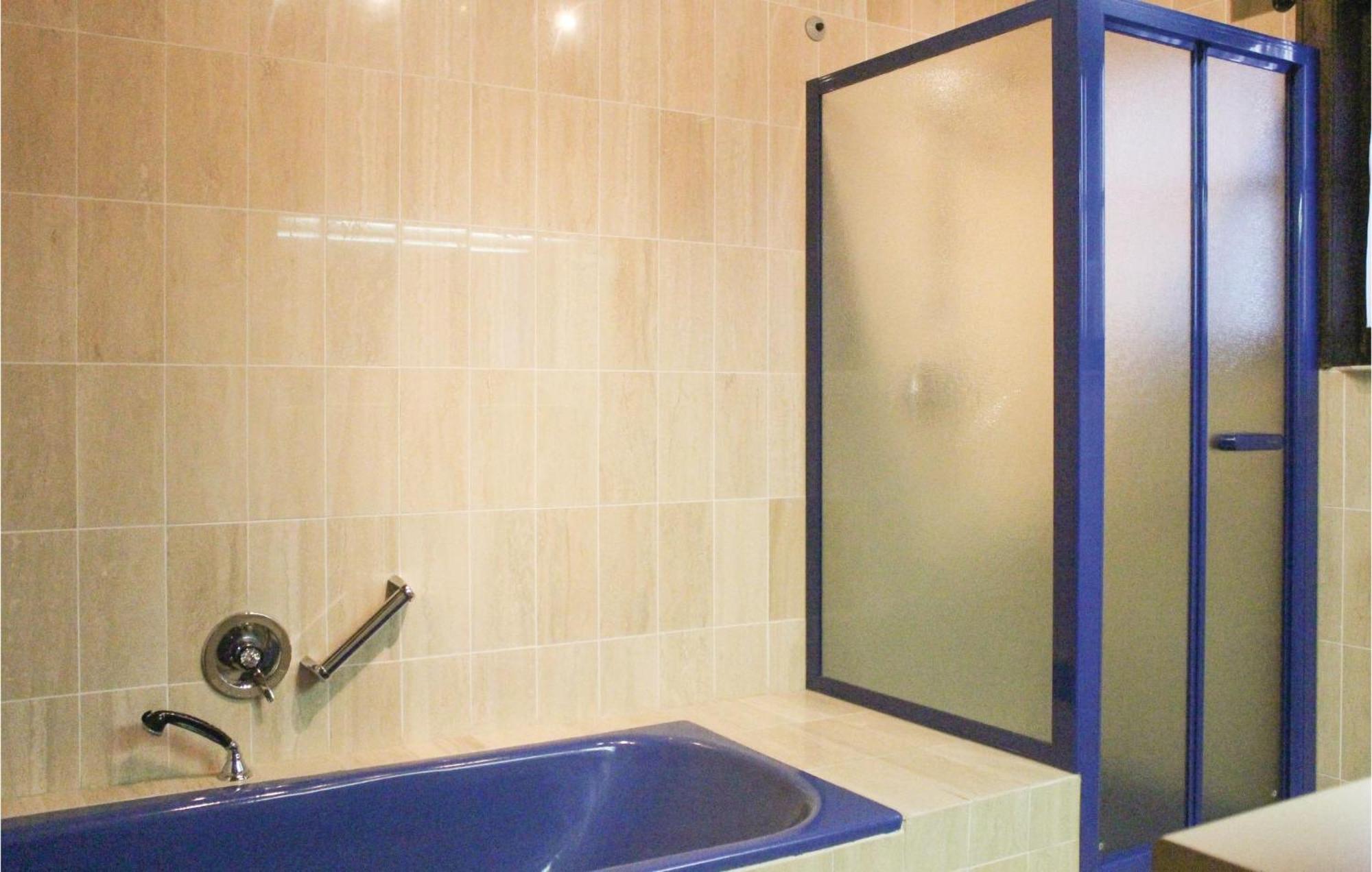 In With 4 Bedrooms&wifi Groede