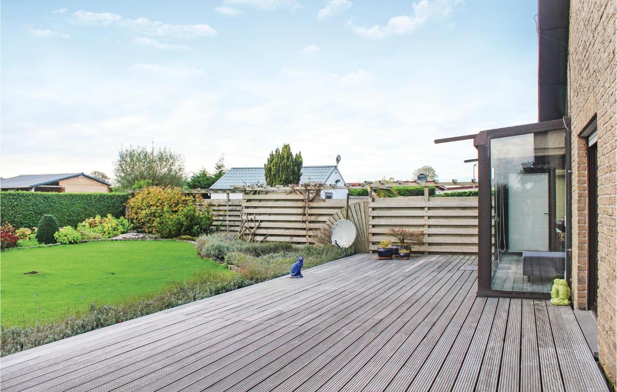 Vakantiehuis In With 4 Bedrooms&wifi